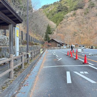 　ゴールの都民の森バス停に到着、先の建物はトイレと売店。
　数馬バス停発武蔵五日市駅行きに乗るための連絡バスは15:50で少し時間があった。