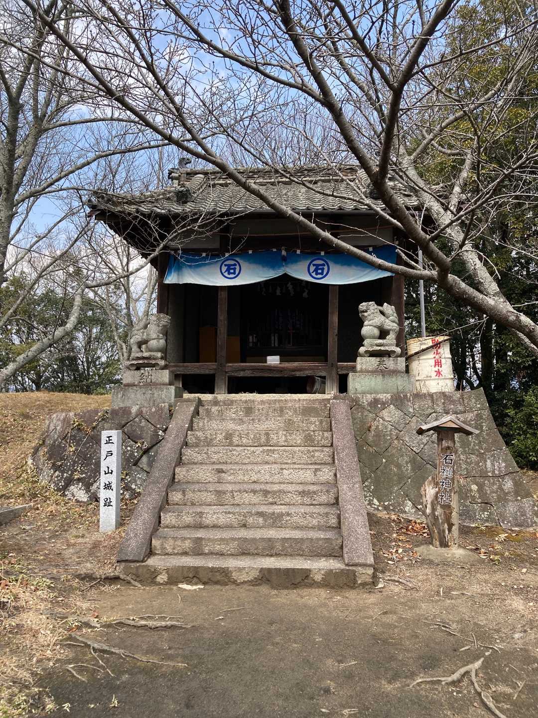 神社がありました。帰って調べると天守閣跡らしい。