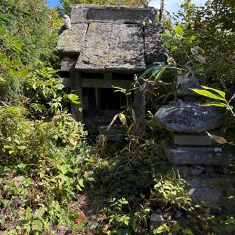 山頂から西峰への登山道はきれいに草刈りがされている．西峰に祀られる御嶽神社
