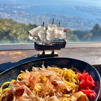 ホルモン焼きそば✨　脂の旨いホルモンがいっぱい入っていて、美味しい😋　
摩耶ビューテラス　カフェ702で　まったり絶景を眺めながら✨　居心地も良い✨