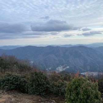 iPhoneでは写らないですが広島空港が見えます　よくあんな山の上に造ったね