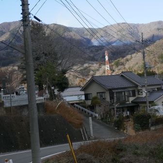 扇山周辺は山火事でまだ煙が上がっていた(消火のためにヘリコプターが飛んでいた）