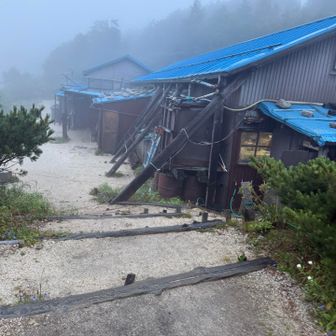 こんな遅い時間に
烏帽子小屋前をこっそり通過します