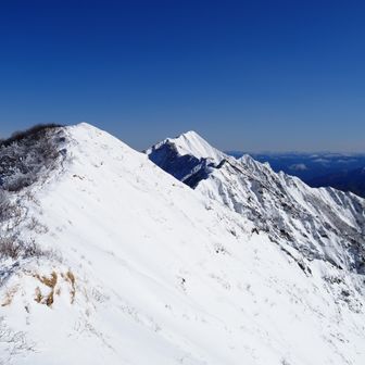 弥山と剣ヶ峰、雪山ならではの景色です。😎