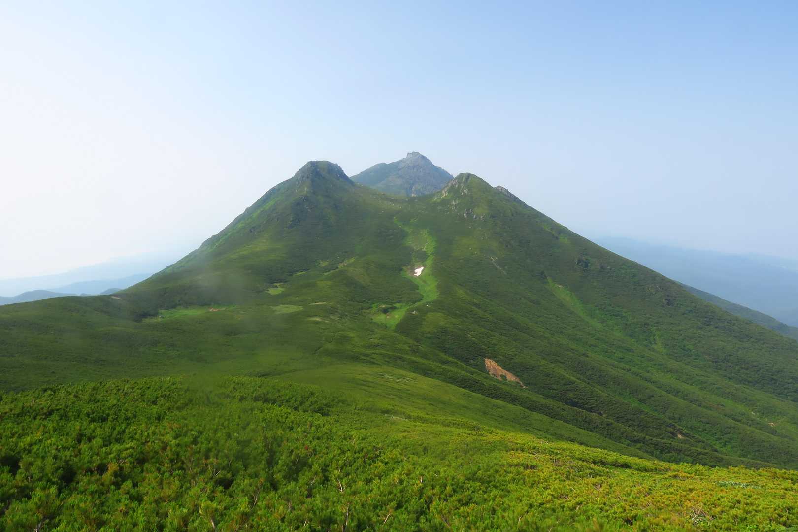そして、後ろ振り返り…
三ツ峰の間から覗く羅臼岳。
この景色✨も好きなんです😍
素晴らしい‼️🥹
