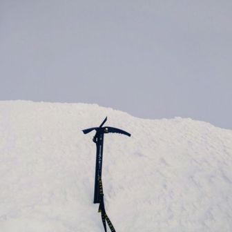 途中強風でカメラのレンズが動かなくなりその先景色が無くなりいきなりの知床岳山頂🙌
真っ白🤣でも嬉しい😊