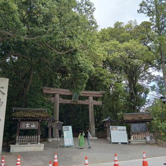 大神神社(おおみわじんじゃ)到着
大勢の参拝者でした