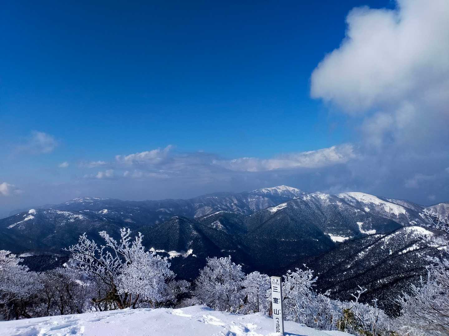 登り始めは曇り空だったのに…
こんな景色を見せて頂いて、山の神様に感謝😊一緒に歩いてくれたSORAさんにも感謝です😉
僕、晴れ男ですからね🤭