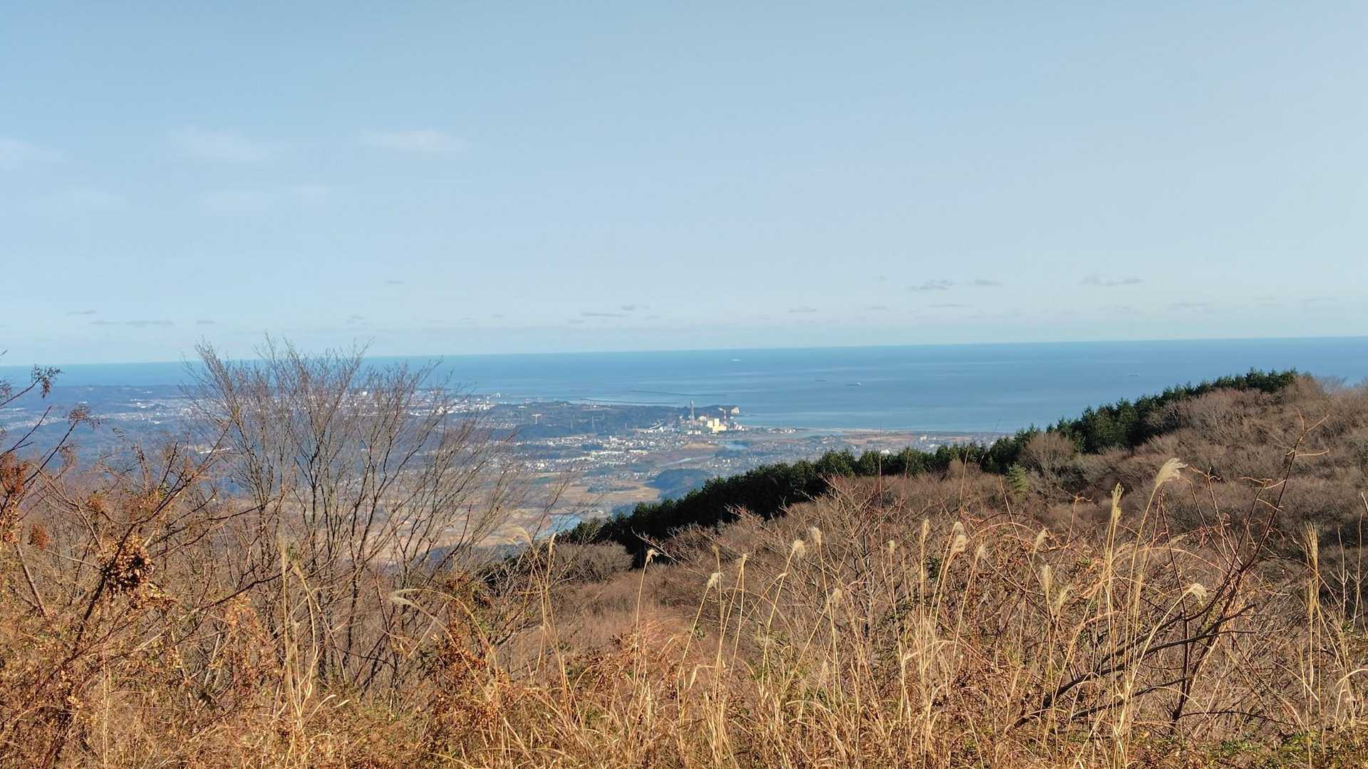 ありました〜
明神山より海がぐっと近くに見えます。
ここで、地元の方と会いました。刈り払いなどの整備をしているそうです。話をすると、なんと、駐車場の近くのお宅で、駐車場の手入れもしているそうです。ありがとうございます。