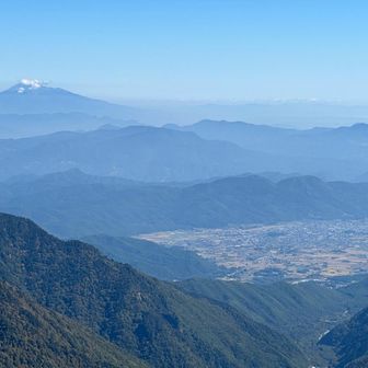 浅間山の噴煙だろうか。
移住者が多い安曇野を見下ろす。