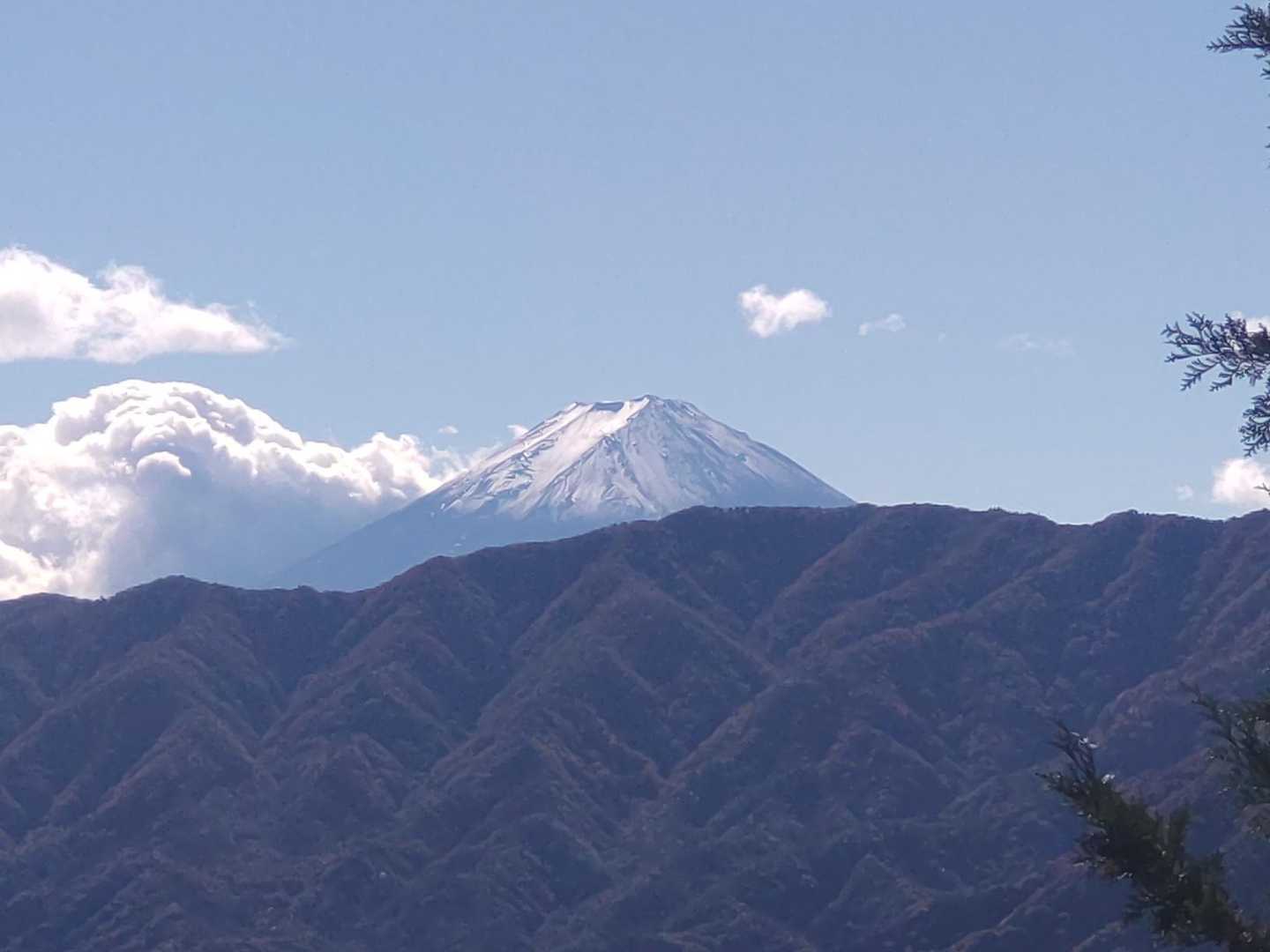 白くお化粧している‼️
富士山🗻は、お化粧お上手。
見習わないと😊
