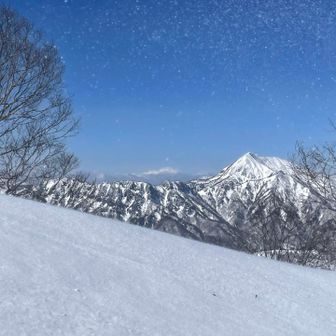 風🌪️でパウダースノーが舞い上がり　高妻山と険しい戸隠連山をバックに美しい写真が撮れた