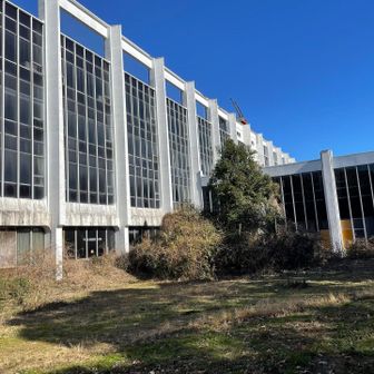 野村総合研究所跡。
ここを通ると、窓ぎわから誰かが見てるらしい！？
9～17時は 車も止められるみたいなので、ここをベースにするのもいいかもです。
いい写真ばかりのせましたが、今日は藪漕ぎパーティーでした。
一升枡遺跡は行かない方がいいかもです。