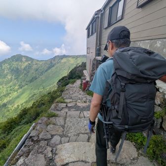 小屋の横を通って戻る。こちらが鎖をパスするルートだそう。