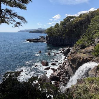 ずっと天気悪かっただけあってか、めっちゃ滝が流れてました。
海に落ちる滝って、珍しいね。