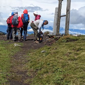 山頂に登頂。直ぐでしたね〜。