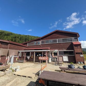 黒部五郎小舎に到着
受付のお姉さんに明日は雨です、停滞も考えたほうがいいと…😥
