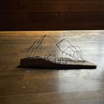 「山を想えば」針金アート
非売品