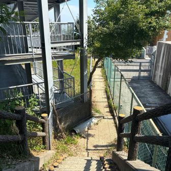 山道終了。ココから駅までが長い🚉