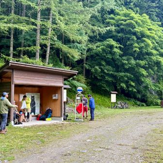 無事に下山！！
バス待ちの人たち、歩いた方が早いので駐車場まで歩いて帰りました