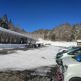 駐車場で片付けてたら事件が起こった
！Σ(￣□￣;)

強風でとてつもなく寒かったので、バラクラバを被ってから富士山ニット帽をしていたが、いつの間にか脱げていた‼️

ザックを置いて、探しにもう一度登山開始😱😱😱
途中、下山してきた登山者にも聞くが見かけなかったと言う😰

急斜面手前まで行くが見つからず諦めて戻った所に、これから登る登山者がいたので、最後の望みに写真を見せてありましたたら、『まだらおの湯』に届けてくださいと伝え、閉館間際まで長期滞在決定ヽ(ヽﾟﾛﾟ)ﾋｲｨｨｨ!