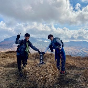 往生岳、到着！

先に山頂にいらした方が「写真、撮りましょうか？」と声をかけてくださったので、お言葉に甘えて一枚撮ってもらいました📸 

その後、写真を撮っていただいた方と一緒に往生岳へ向かいました♪