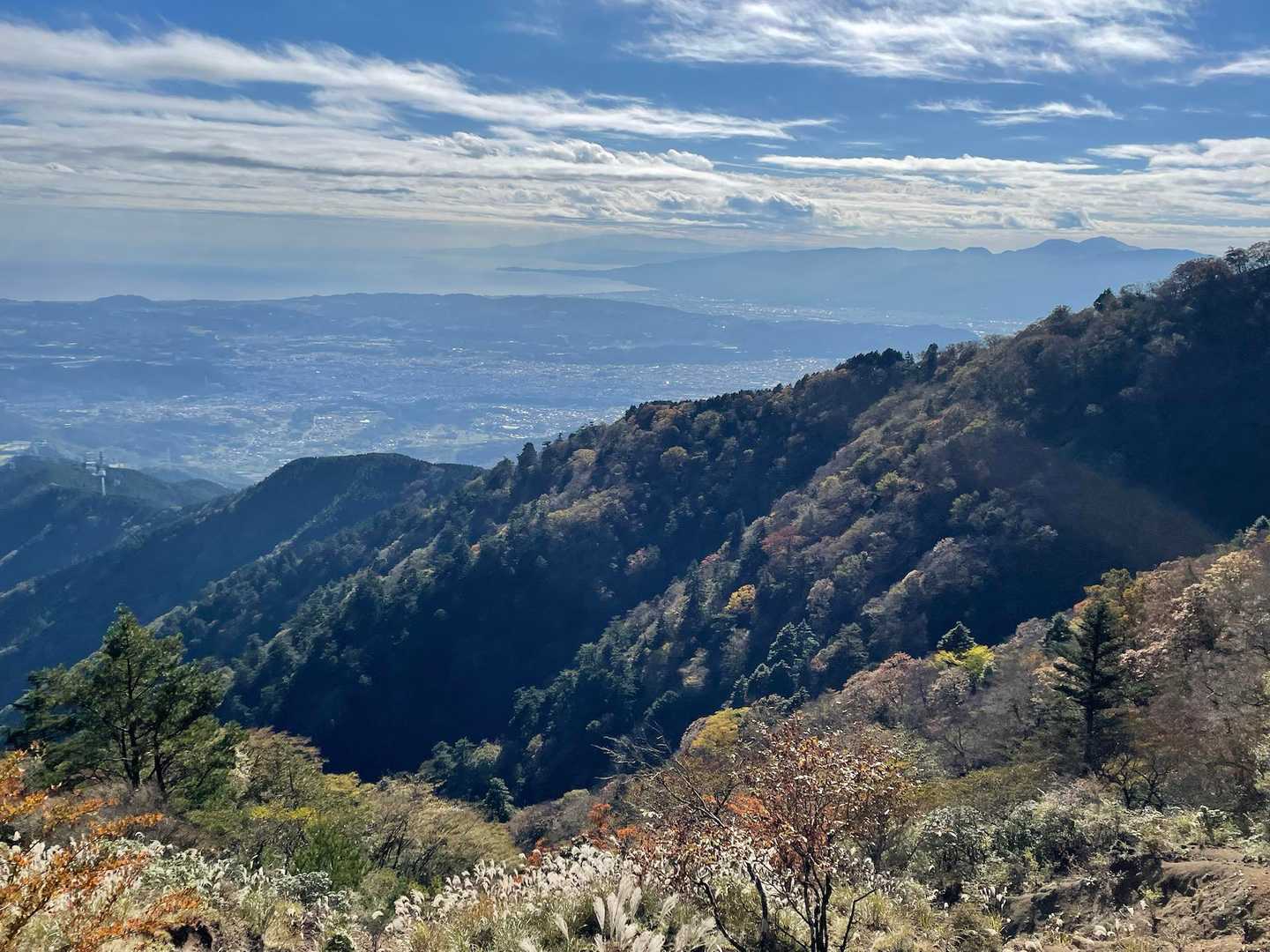 山肌も少しだけ赤の点々が。