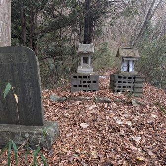 祠にご挨拶。
どうも一本松山がそもそもの参拝対象な感じですねぇ〜