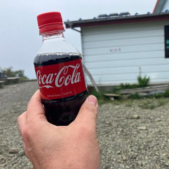 富士山ないけどとりあえず乾杯♫

冬でも暖かい花立山荘前ですが今日は寒い😨
フリース持参のハイカーさんもいました🤣
自分もウインドシェルの上にレインシェル着ようかと真剣に悩みました😨