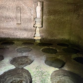 十六の井。
鎌倉時代のもの。16の穴がある。今も水が沸き続けているとの事。
窟の中央に観音菩薩像。その下方に弘法大師像が安置されている。