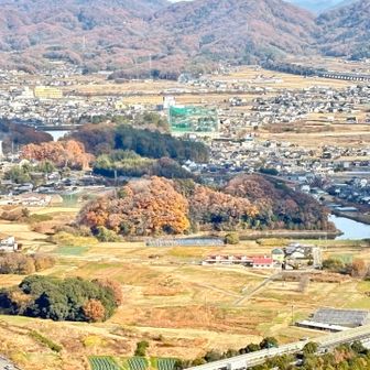 
　両宮山古墳  ⚱️

　古代のヒトは 
　どれだけチカラ持ちなのか…
　
　古墳の石室は 
　積まれた巨大な岩のシェルター
　
　重機なしには 無理そうな話も
　古代人 = 宇宙人  ならば うなづける
　
　…誰も知らない 過去の ロマンです 👽

