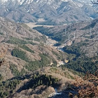 スゲンタン峠からの奥野の集落。