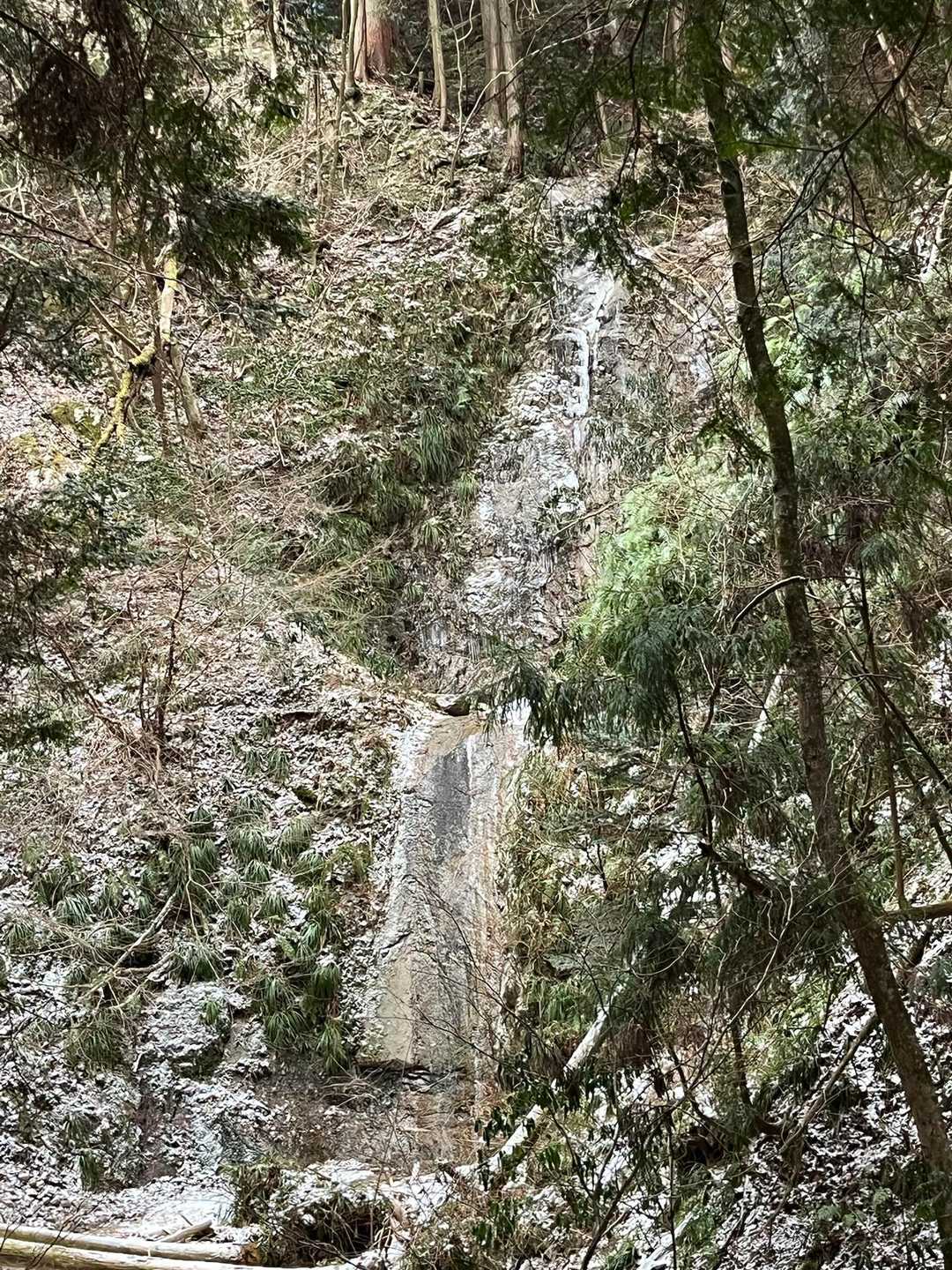 しばらく登山道を歩くと小さめの滝がありました。こちらも凍っていましたが、この滝が凍るのは珍しいらしいです。