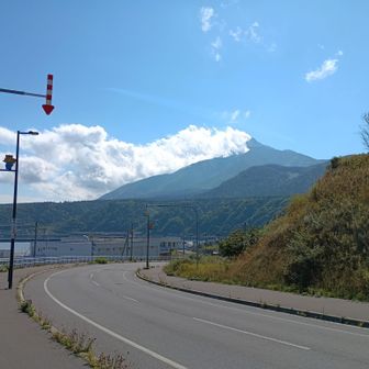 暑いアスファルトロードを早歩きでフェリーターミナルへ