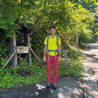 武尊神社登山口。鈴木信雄先生
上毛高原駅からガイドをお願いしました