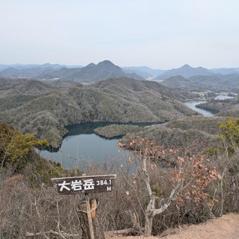 大岩岳の山頂に到着。登山しないと見られない景色です。