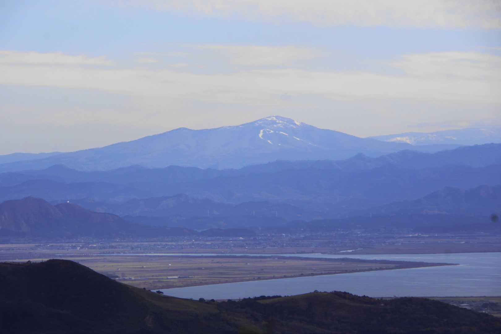 森吉山、雪があるけど少ない感じですね、１２月中旬にスキー場開きとか、それまで沢山の雪が降るといいですね。森吉の雪山登山が楽しみです、樹氷もですね。