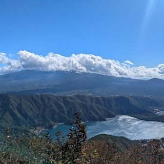 山頂からは周囲の山々を見渡せます✨　残念ながら、富士山には雲がかかってきました