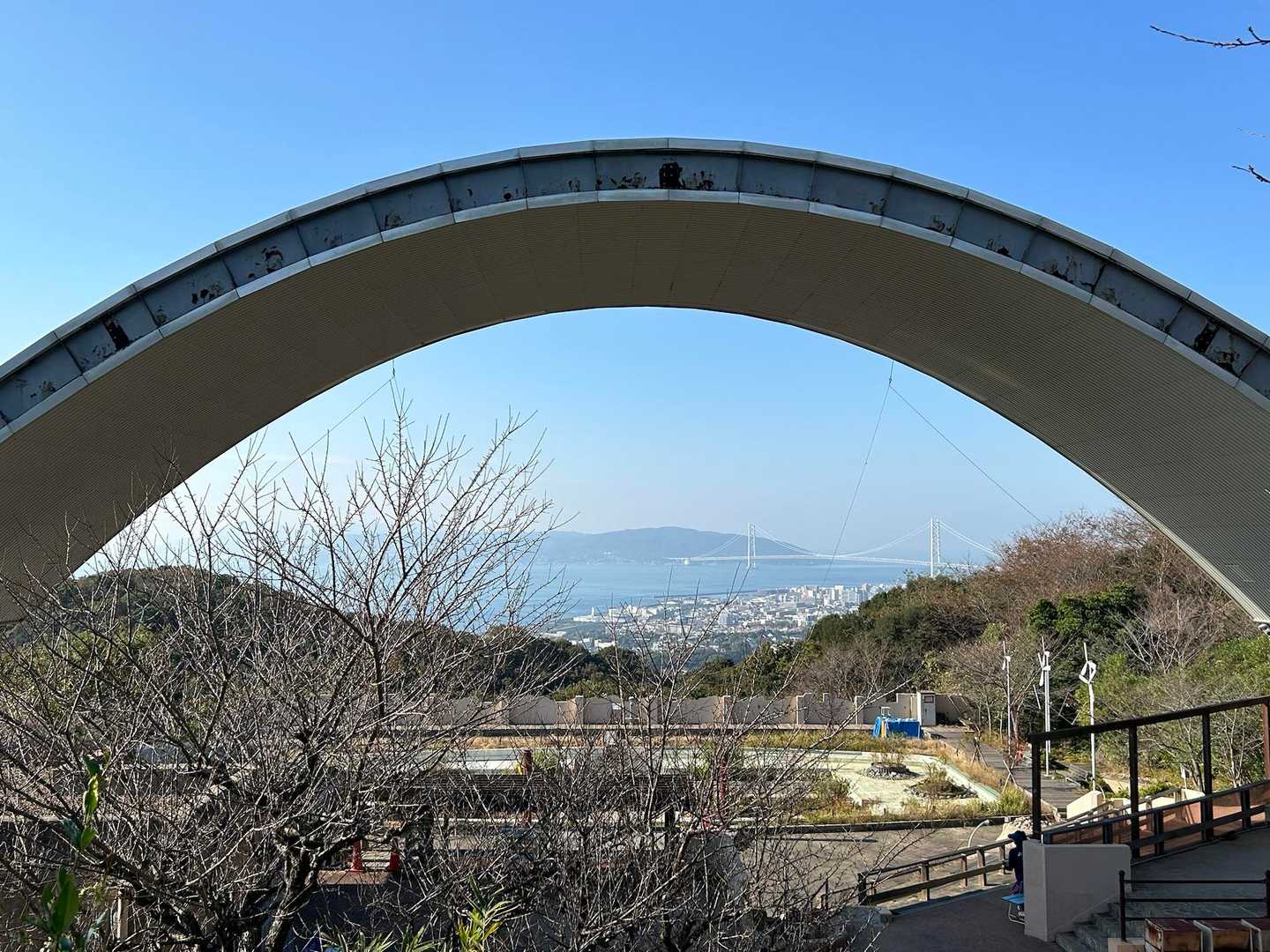 屋根の向こうに明石海峡大橋が見えます
淡路島が近くに見える
遠くに来たもんだ