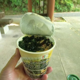セブンのワカメ塩ラーメンがお昼ご飯😊