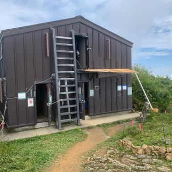 岩場が終わった所に三国小屋