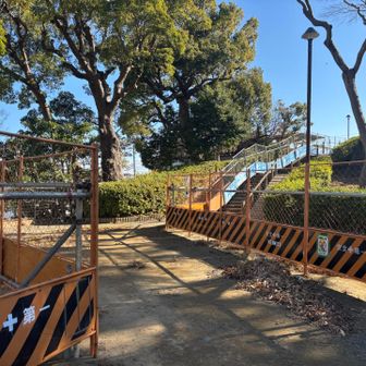 公園内はただいま工事中ですが、右手の柵の奥から登れます