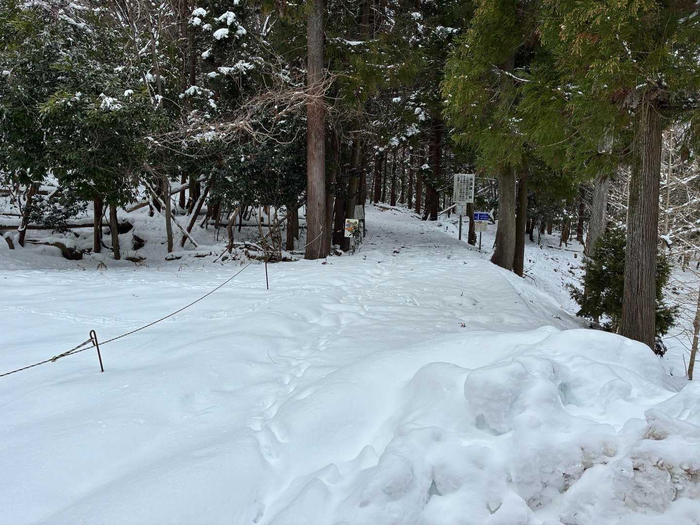 林道は積雪有ります