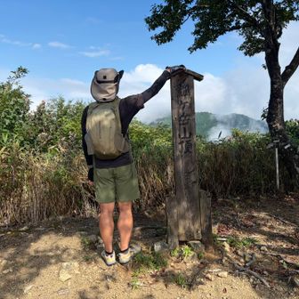 瓢ケ岳登頂👍🏻
山友さんとおしゃべりしながらだったのであっという間！

高賀山方面が一瞬見えたけど、すぐガスガス💦
南岳へ行ってみよう💨