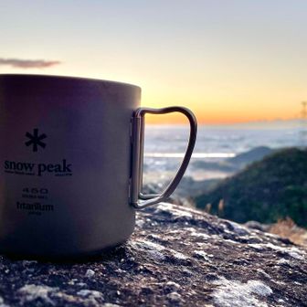 飯盛山山頂で日の出を待ちます。久しぶりのコーヒーがうまい！☕️