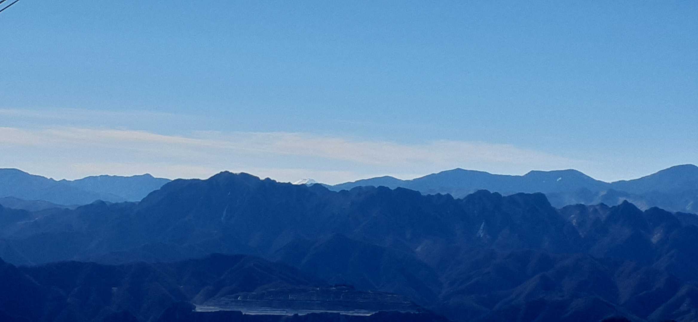 両神山の奥に富士が。
地元から富士山が見えるとの噂は本当であった。