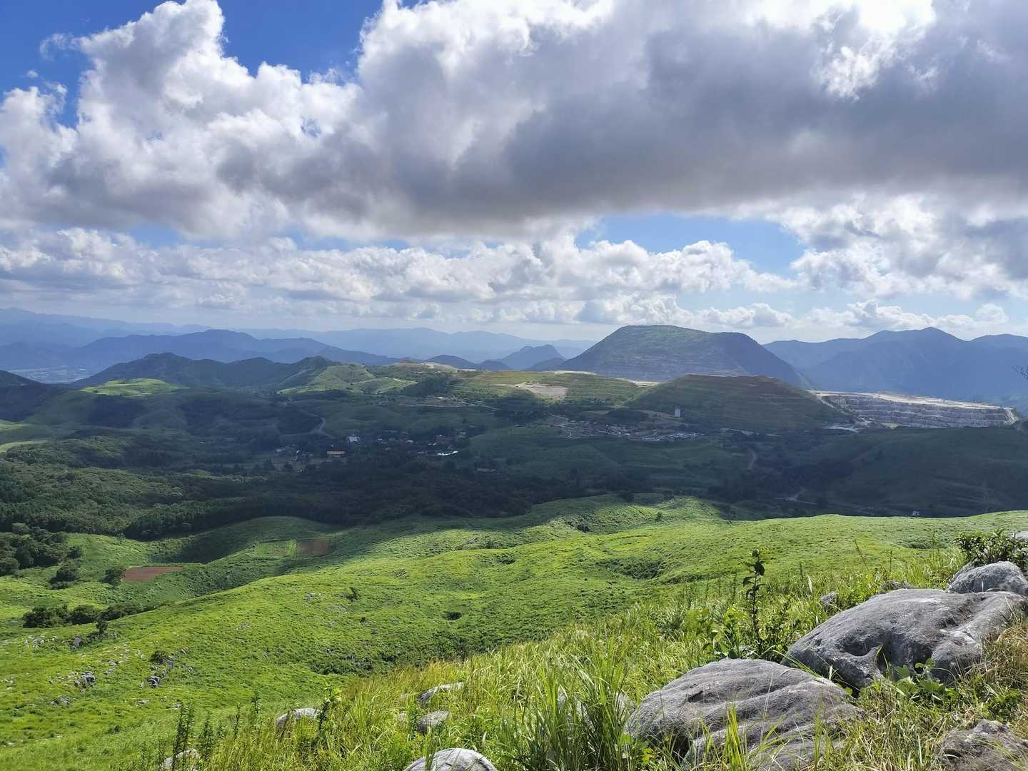 福智山〜釈迦岳〜御前岳方面もよく見えます