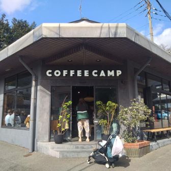 次のランドマーク、大繁盛のカフェは入れずスルー