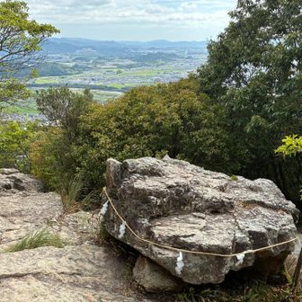 三上山山頂にて。手前にの岩は「奥津磐座」