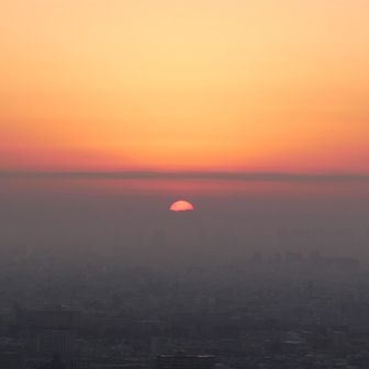霞んだ空に陽が昇る